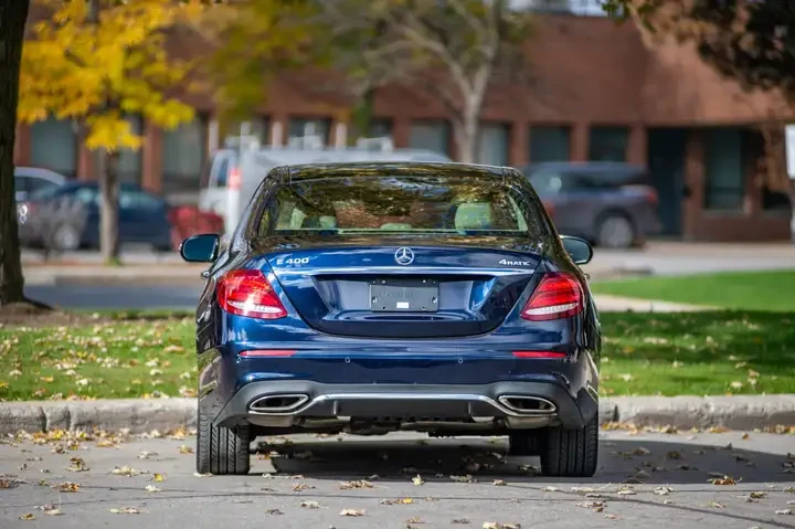 Mercedes-Benz E 400 4MATIC* DESIGNO* BURMESTER* PANO* KEYLESS, снимка 5 - Автомобили и джипове - 53110851