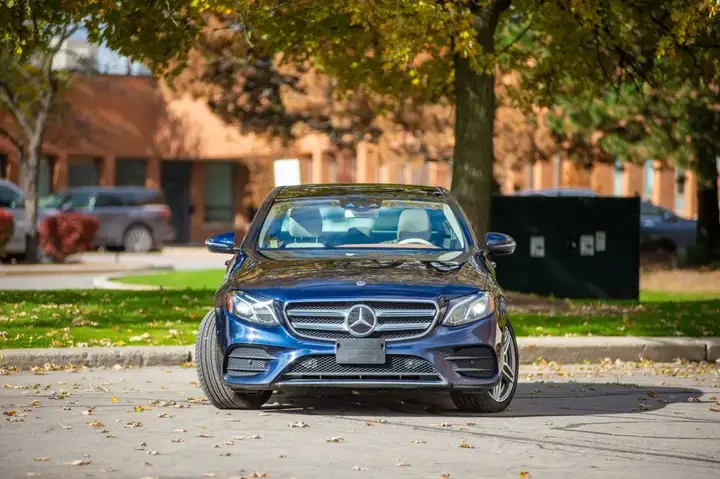 Mercedes-Benz E 400 4MATIC* DESIGNO* BURMESTER* PANO* KEYLESS, снимка 2 - Автомобили и джипове - 53110851