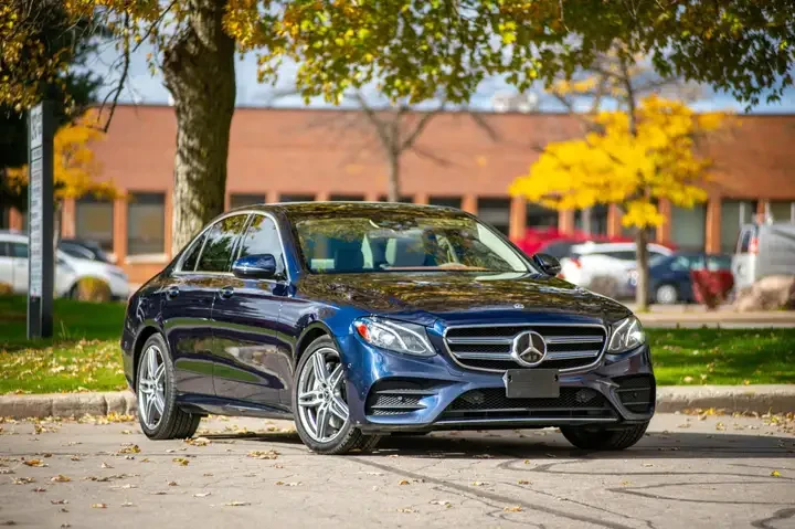 Mercedes-Benz E 400 4MATIC* DESIGNO* BURMESTER* PANO* KEYLESS, снимка 3 - Автомобили и джипове - 53110851