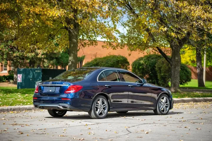 Mercedes-Benz E 400 4MATIC* DESIGNO* BURMESTER* PANO* KEYLESS, снимка 4 - Автомобили и джипове - 53110851