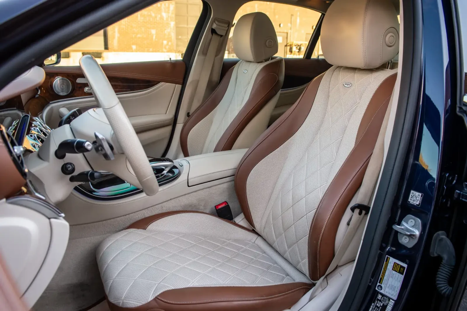 Mercedes-Benz E 400 4MATIC* DESIGNO* BURMESTER* PANO* KEYLESS - изображение 9