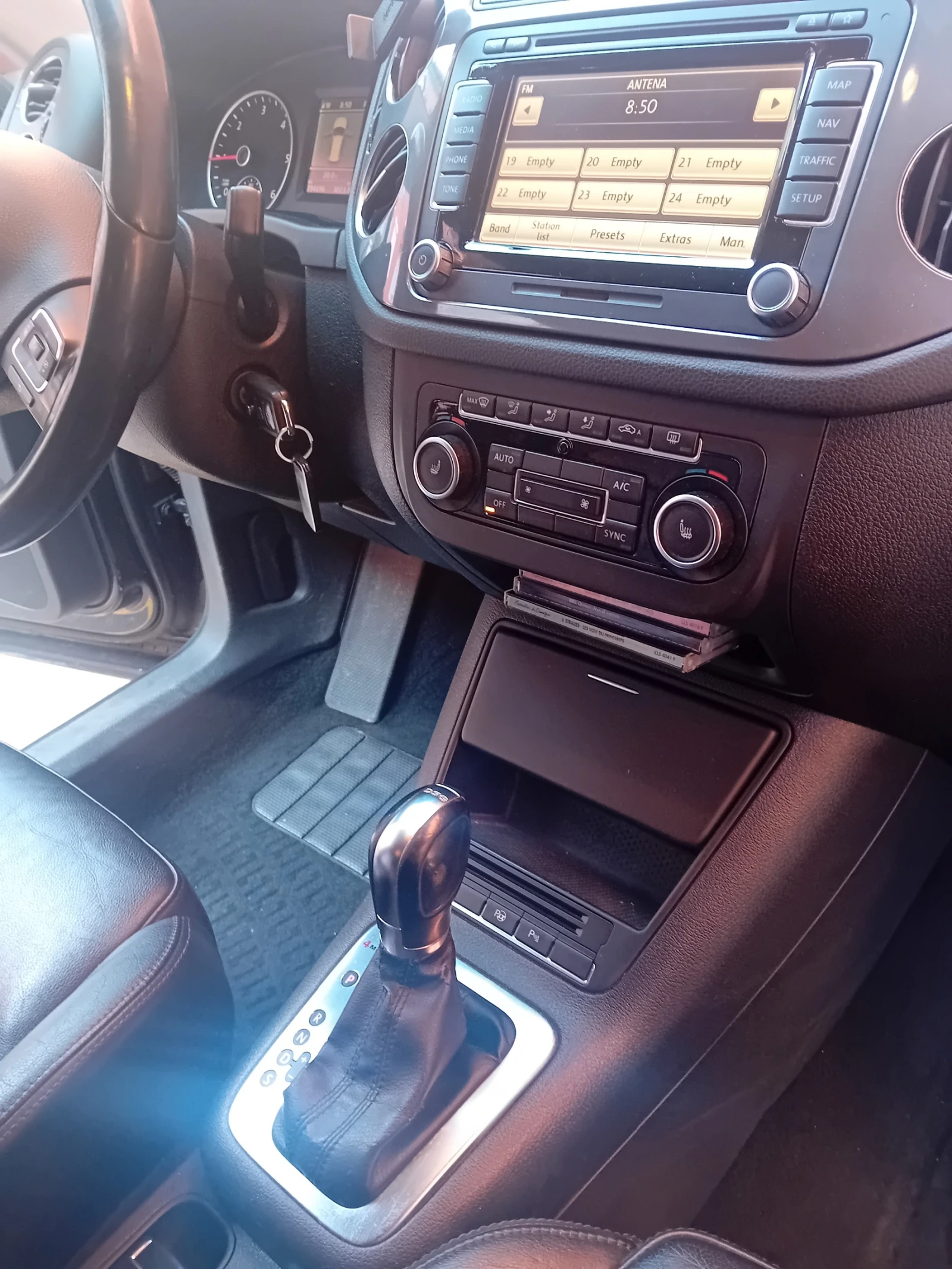 VW Tiguan, снимка 14 - Автомобили и джипове - 54830561