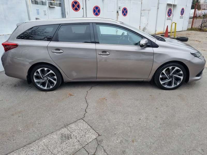 Toyota Auris Hybrid, снимка 12 - Автомобили и джипове - 47990249