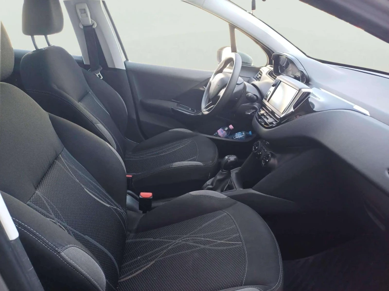 Peugeot 208 1.2 i, снимка 10 - Автомобили и джипове - 51516572