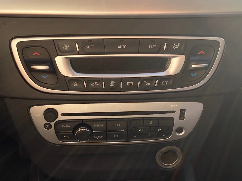 Renault Megane III, снимка 7 - Автомобили и джипове - 52643911