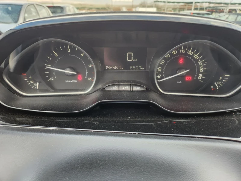 Peugeot 208, снимка 11 - Автомобили и джипове - 53382386