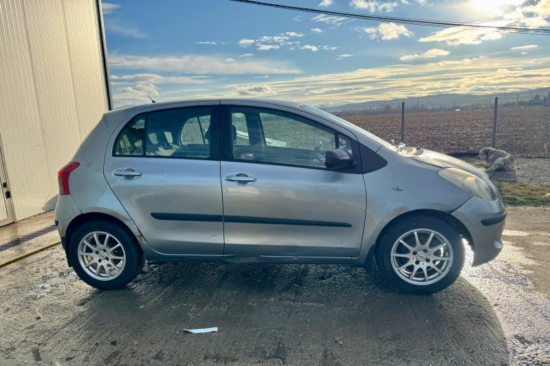 Toyota Yaris 1.3vvt-i, снимка 8 - Автомобили и джипове - 53451430