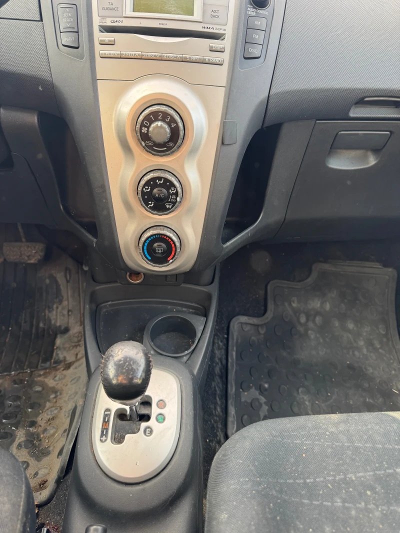 Toyota Yaris 1.3vvt-i, снимка 10 - Автомобили и джипове - 53451430