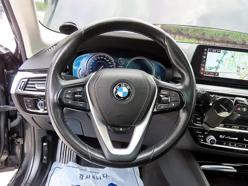 BMW 520 (G30) 520I Luxury, снимка 8 - Автомобили и джипове - 55571796