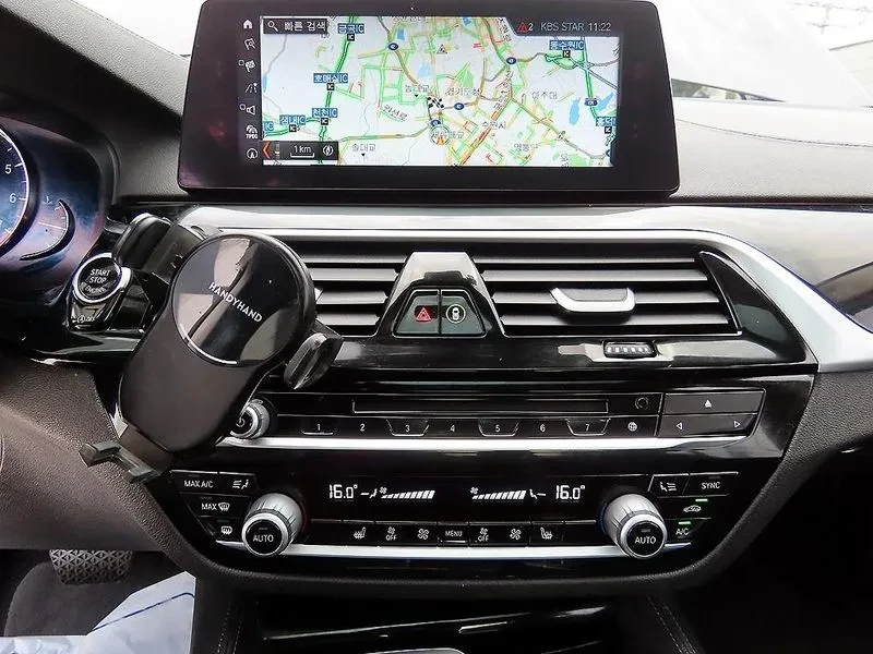 BMW 520 (G30) 520I Luxury, снимка 13 - Автомобили и джипове - 55571796
