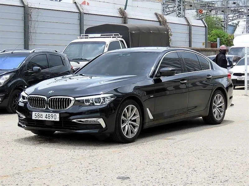 BMW 520 (G30) 520I Luxury, снимка 2 - Автомобили и джипове - 55571796