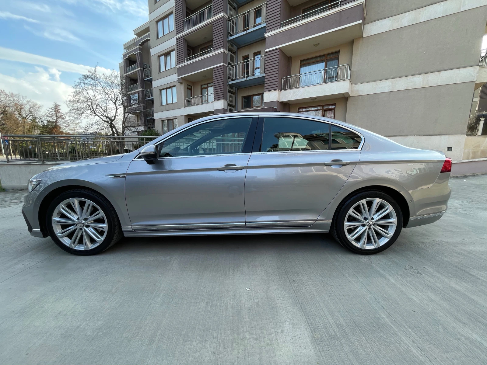 VW Passat R-Line 2.0 TSI 190 кс - изображение 4