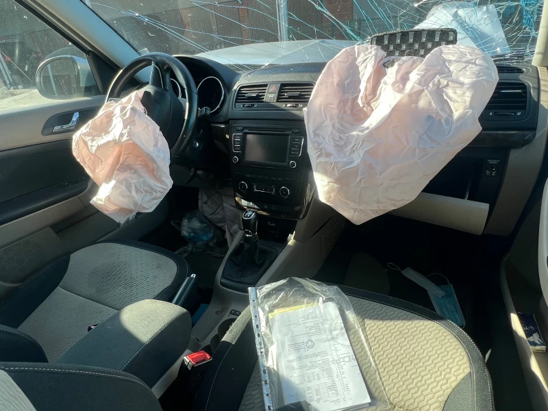 Skoda Yeti 2.0TDI 4X4, снимка 7 - Автомобили и джипове - 52645562