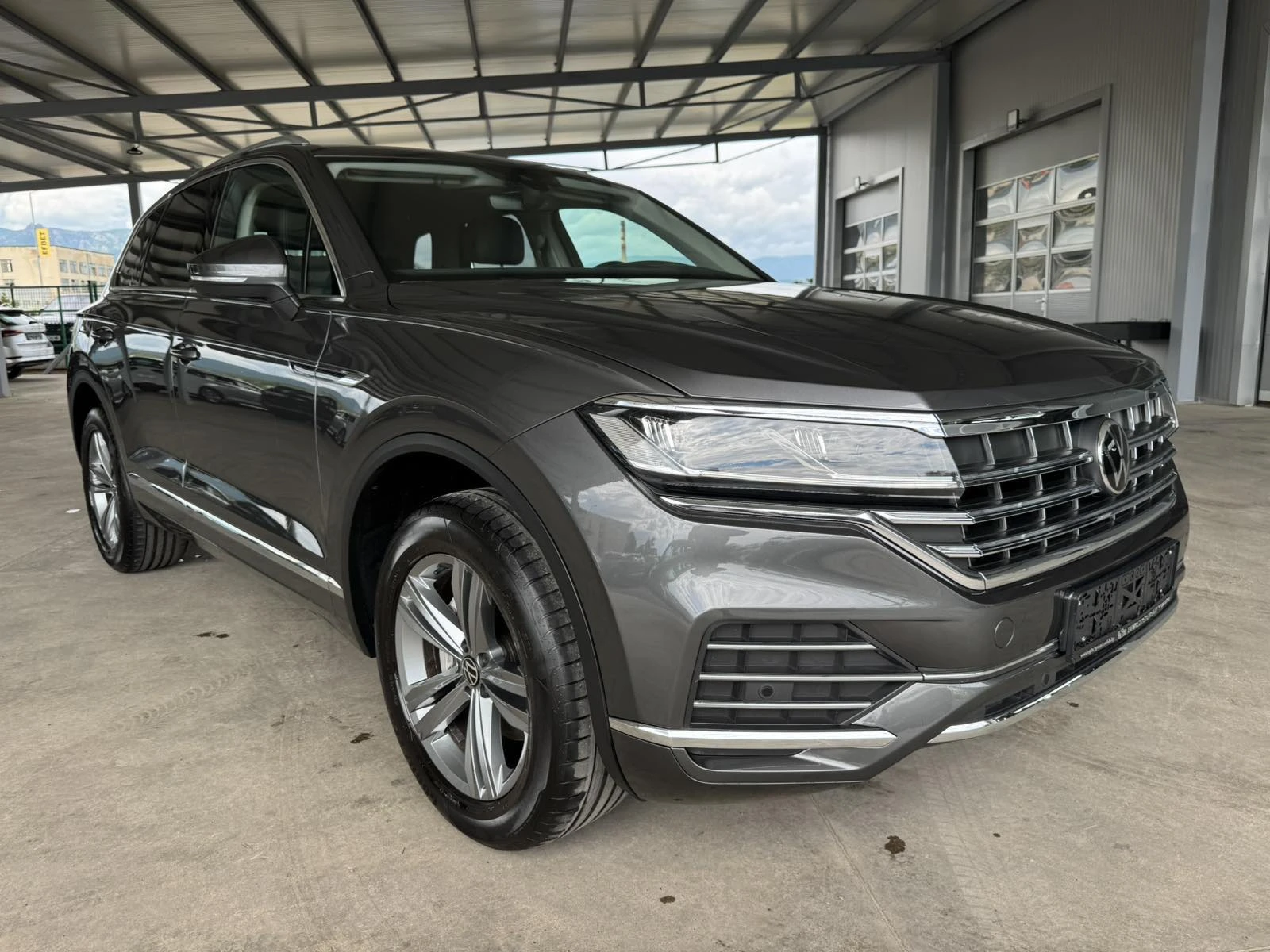 VW Touareg 3.0TDI* 231ps* НАВИ* КОЖА* КАМЕРА, снимка 7 - Автомобили и джипове - 55207379