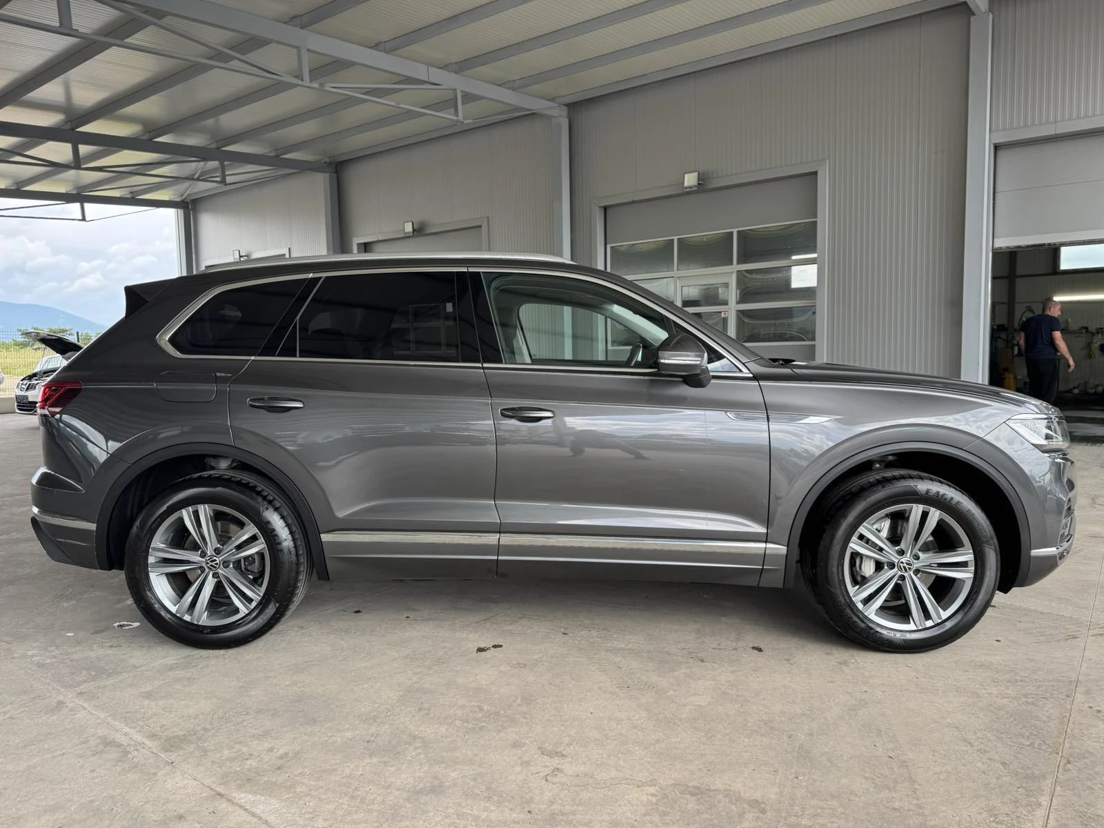 VW Touareg 3.0TDI* 231ps* НАВИ* КОЖА* КАМЕРА, снимка 6 - Автомобили и джипове - 55207379
