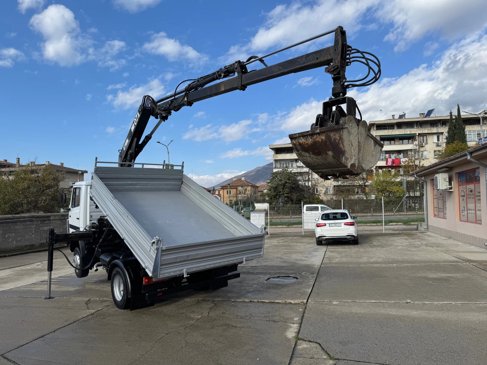 Mercedes-Benz 1114 HIAB 071 , тристранен самосвал - изображение 3