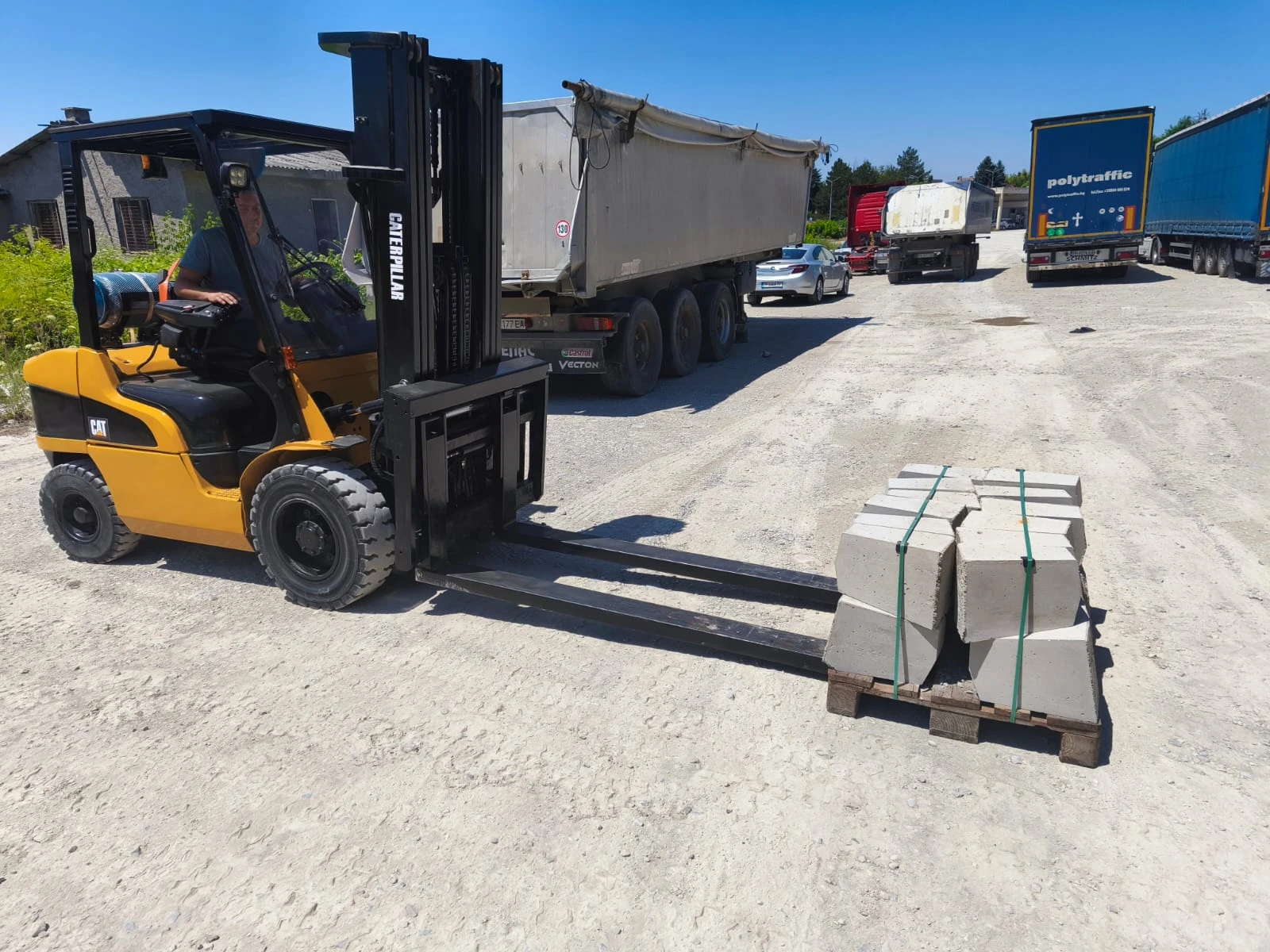 ������� Cat | Mobile.bg � ����������� 3