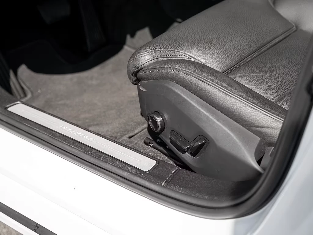 Volvo S60 T8 Recharge = Ultimate Dark = Гаранция - изображение 7