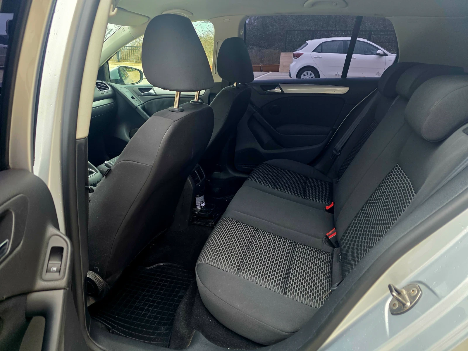 VW Golf 2.0TDI * Парктроник  * Ръчка, снимка 16 - Автомобили и джипове - 53903609