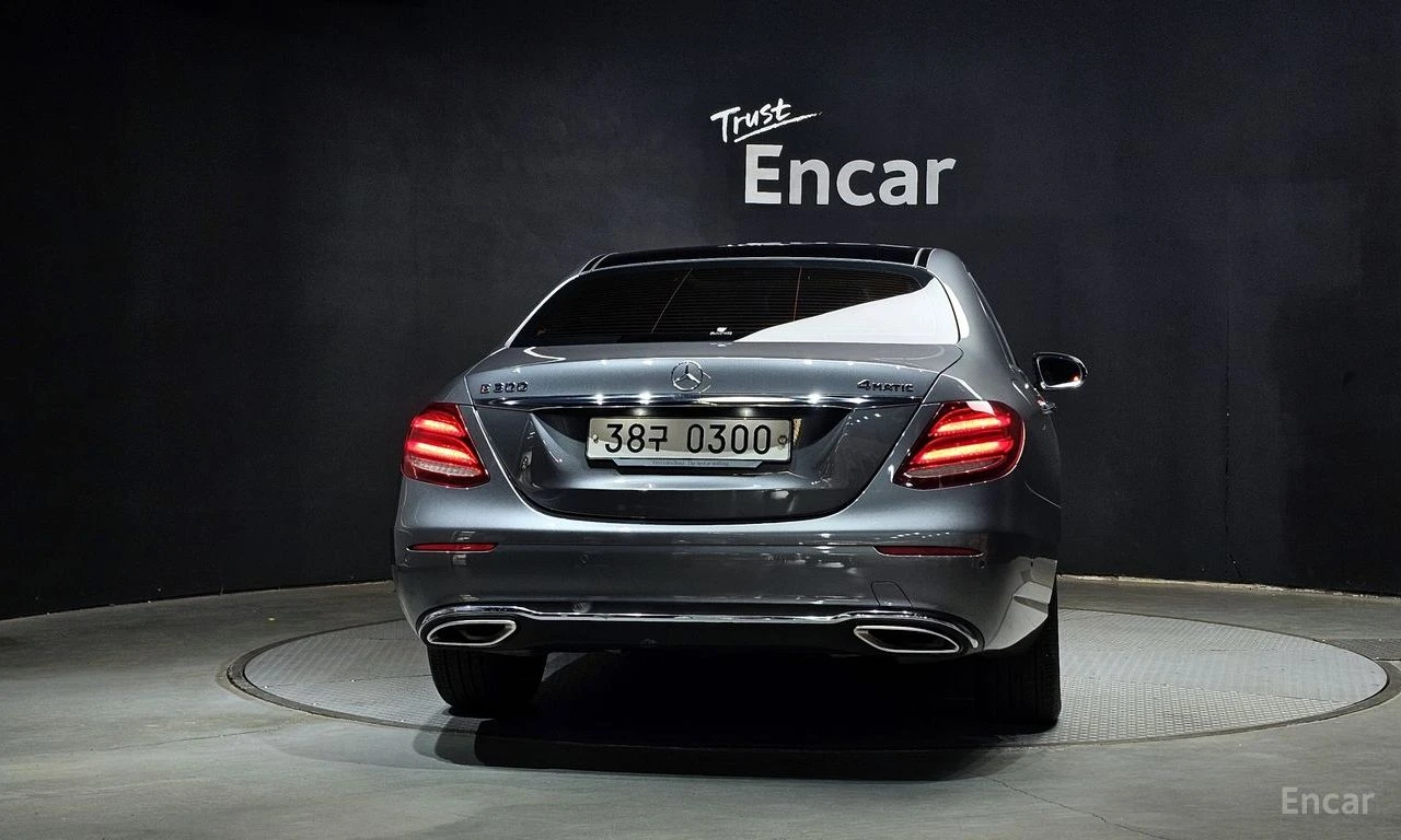 Mercedes-Benz E 300 4MATIC* ДИГИТАЛНО* ТАБЛО* ОБДУХВАНЕ* LANE* ASSIST*, снимка 4 - Автомобили и джипове - 54509156