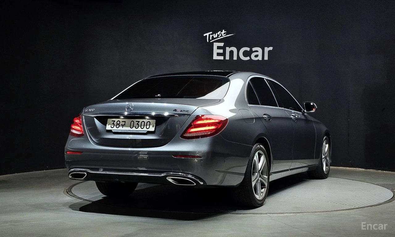 Mercedes-Benz E 300 4MATIC* ДИГИТАЛНО* ТАБЛО* ОБДУХВАНЕ* LANE* ASSIST*, снимка 2 - Автомобили и джипове - 54509156