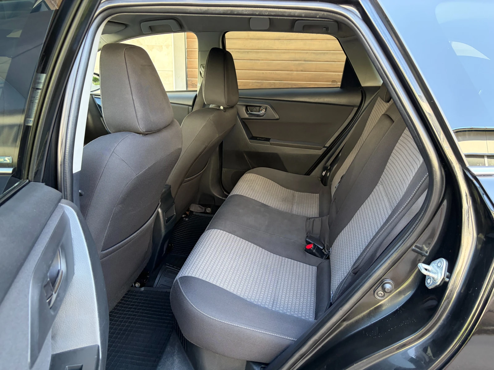 Toyota Auris 1.8Hybrid e-CVT Edition S Facelift- в Гаранция, снимка 13 - Автомобили и джипове - 55093838