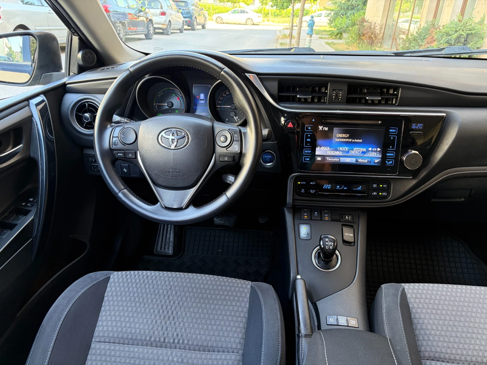 Toyota Auris 1.8Hybrid e-CVT Edition S Facelift- в Гаранция, снимка 8 - Автомобили и джипове - 55093838