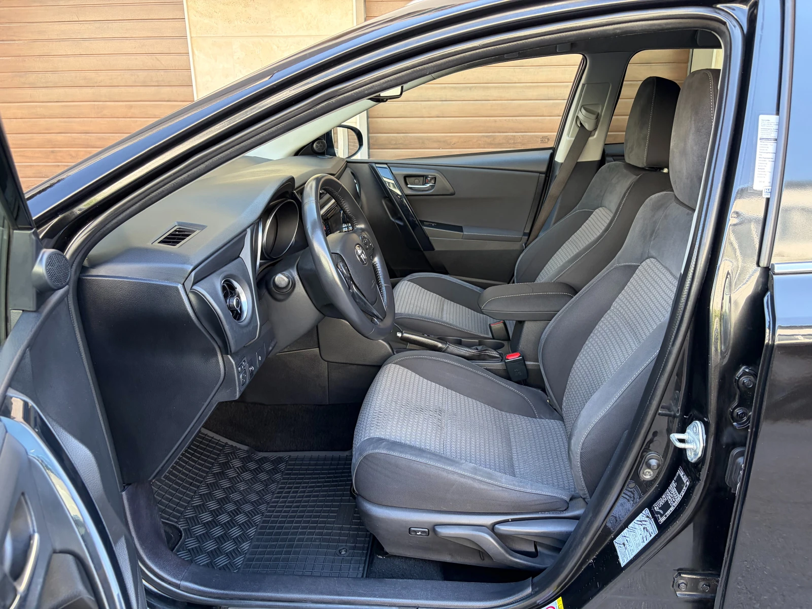 Toyota Auris 1.8Hybrid e-CVT Edition S Facelift- в Гаранция, снимка 6 - Автомобили и джипове - 55093838