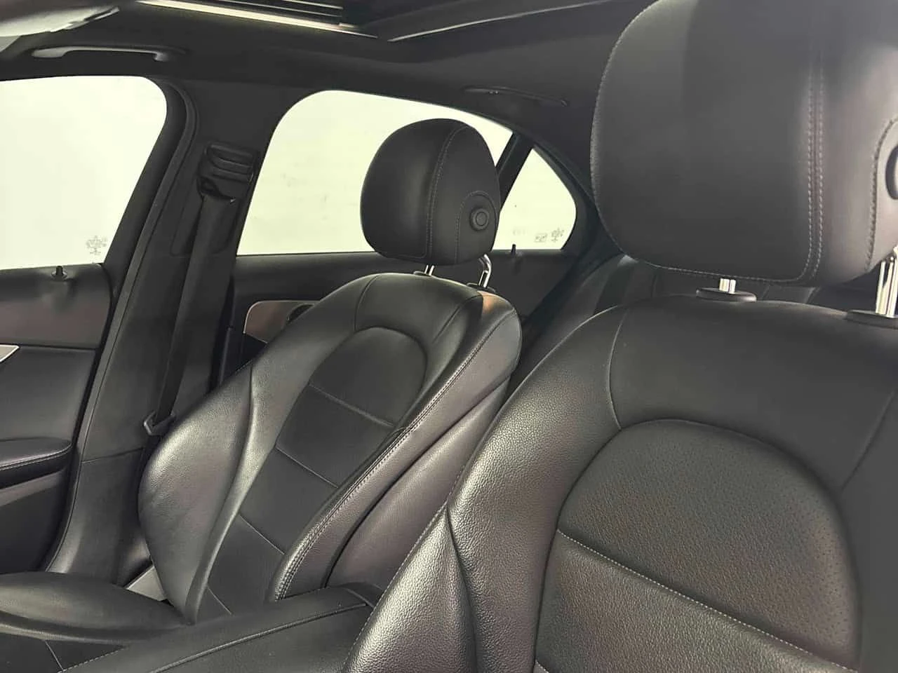 Mercedes-Benz C 300 * АВТОКРЕДИТ * ГЛАВНО ПРЕДСТАВИТЕЛСТВО, снимка 13 - Автомобили и джипове - 55456731