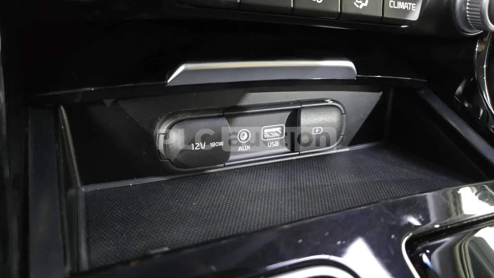 Kia Stinger GT 3.3| HUD| ОБДУХВАНЕ| PANO| DISS| 360, снимка 14 - Автомобили и джипове - 55538152