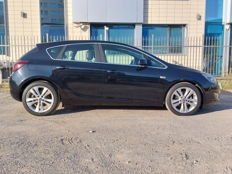 Opel Astra 1.7CDTi COSMO/SPORT NAVI КОЖА 6ск FACELIFT 5 БРОЯ, снимка 2 - Автомобили и джипове - 48008435