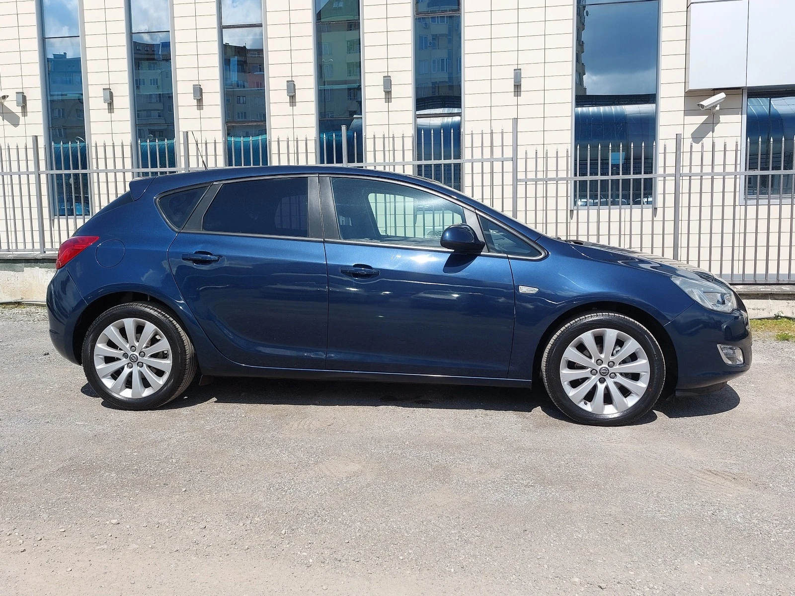 Opel Astra 1.7CDTi COSMO/SPORT NAVI КОЖА 6ск FACELIFT 5 БРОЯ - изображение 4