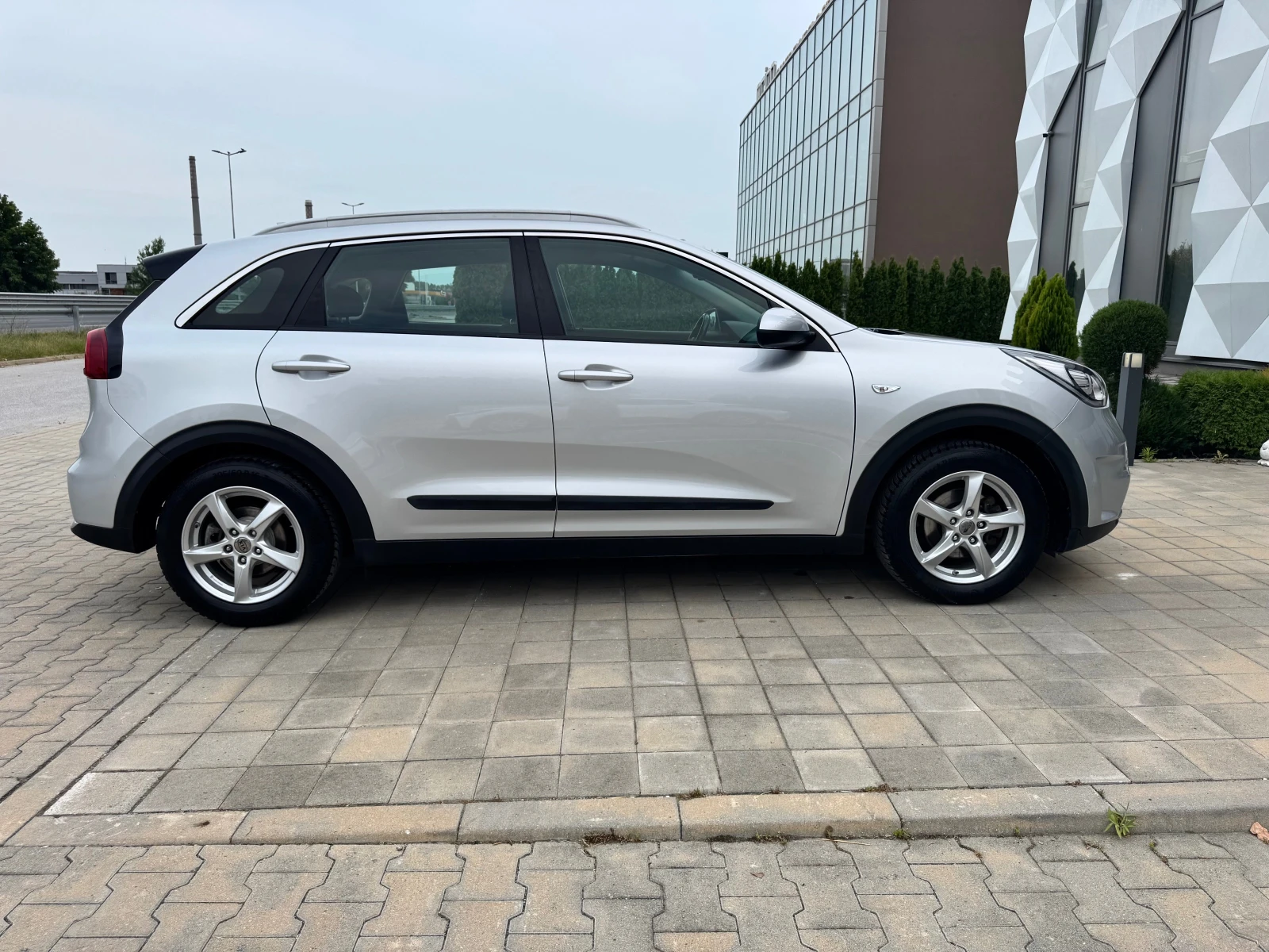 Kia Niro HYBRID-PREMIUM--ПОДГРЕВ-С.КНИЖКА-LANE-ASIST - изображение 4