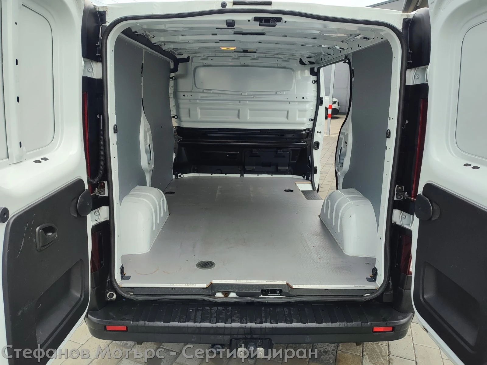 Renault Trafic L1H1 Komfort 2.0 dCi 145hp MT6, снимка 11 - Бусове и автобуси - 52563917