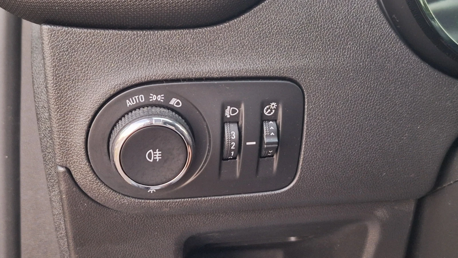 Opel Crossland X 1.2I Euro6B - изображение 10