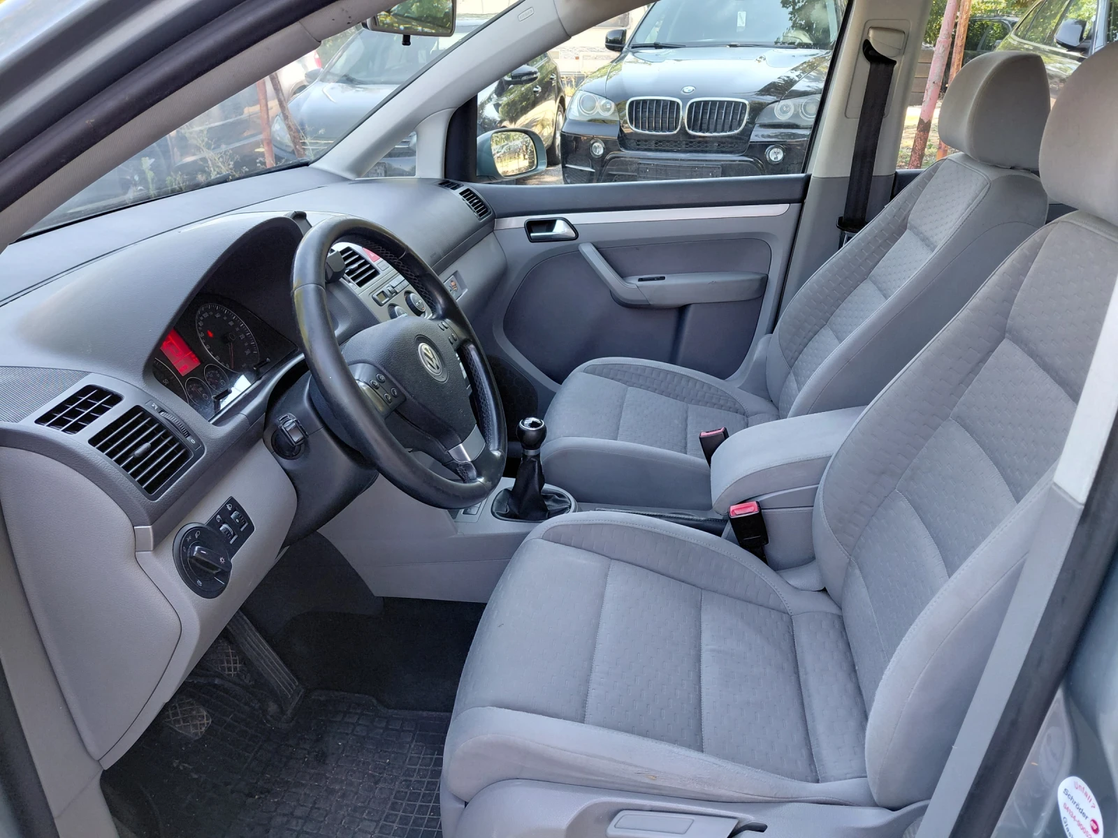 VW Touran Перфектен Климатр. Парктр. - изображение 7