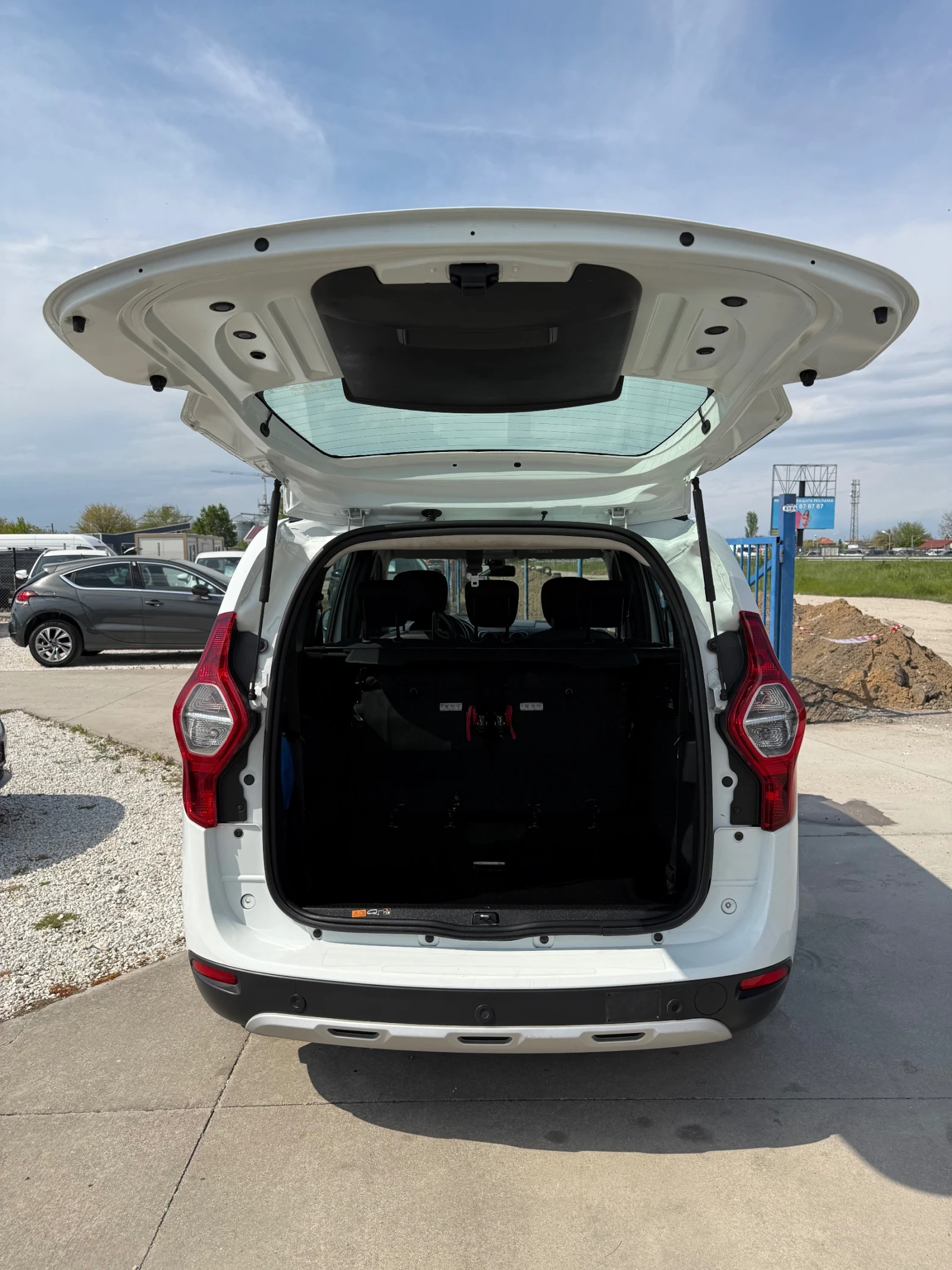 Dacia Lodgy 1.5 dCI 7 МЕСТА, снимка 15 - Автомобили и джипове - 54366345