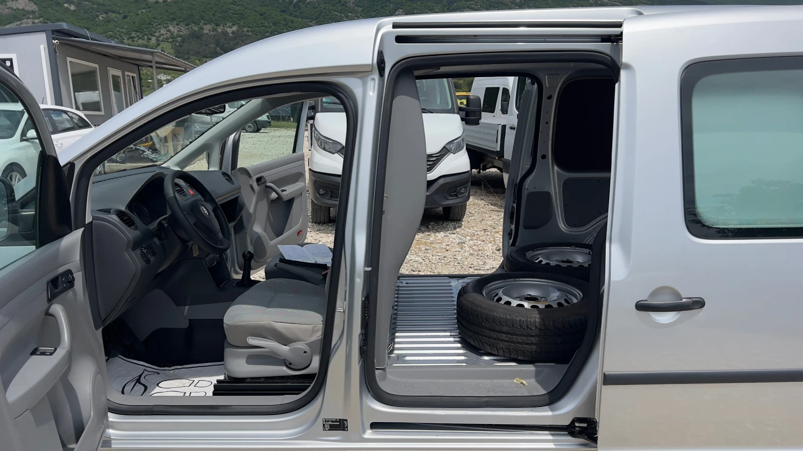 VW Caddy 1.9 TDI 102 коня Макси Климатроник, снимка 6 - Автомобили и джипове - 54607381