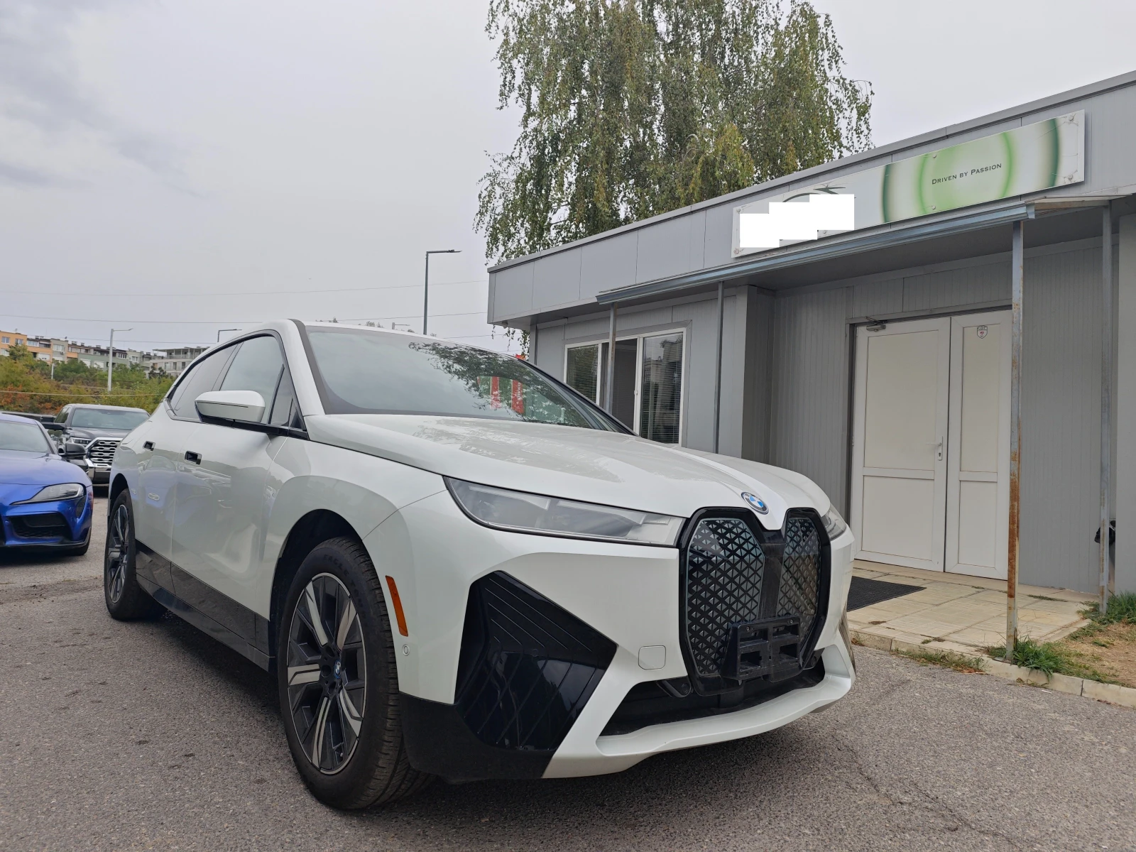BMW iX 40 x drive Svarovski 24000km , снимка 2 - Автомобили и джипове - 55200776