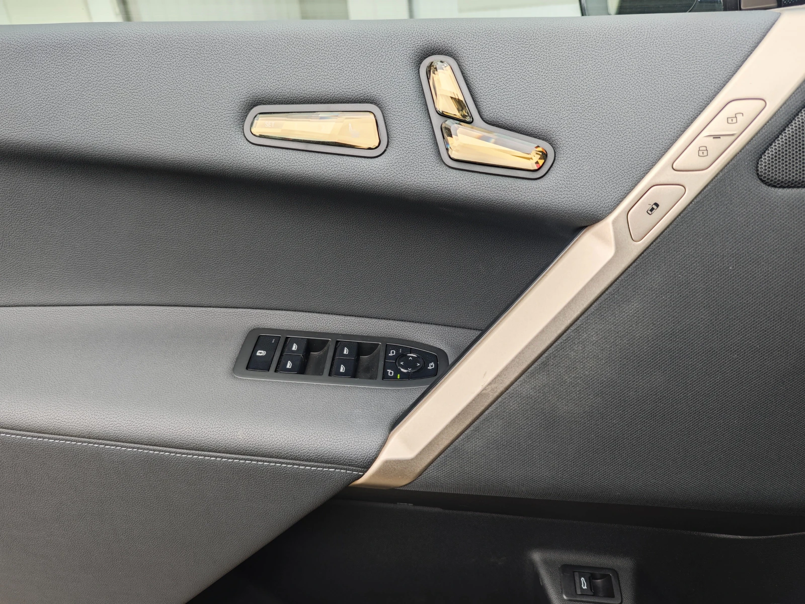 BMW iX 40 x drive Svarovski 24000km , снимка 12 - Автомобили и джипове - 55200776