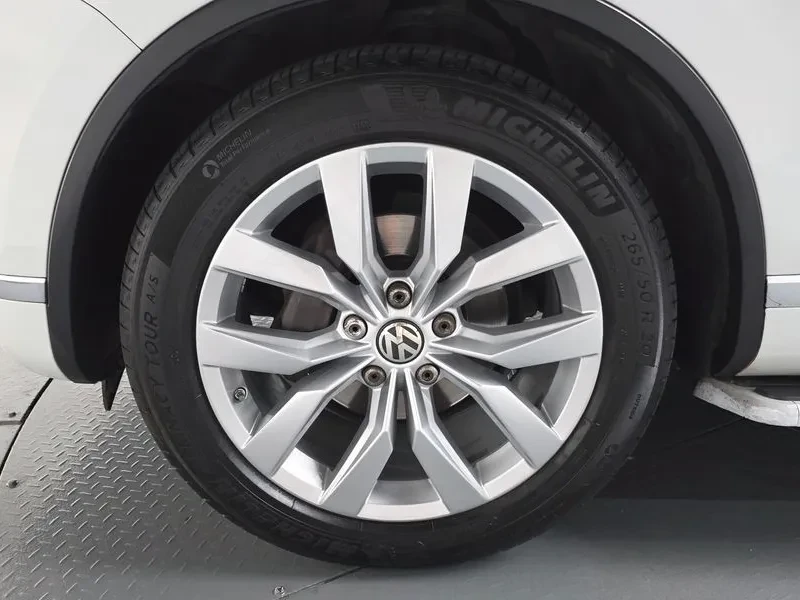 VW Touareg V6 3.0 Tdi Bluemotion Premium 7P5, снимка 4 - Автомобили и джипове - 55101656