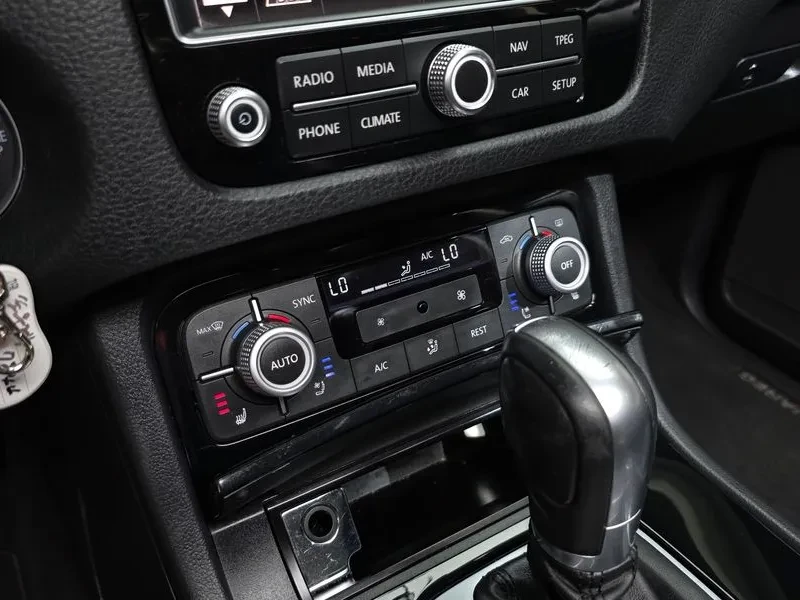 VW Touareg V6 3.0 Tdi Bluemotion Premium 7P5, снимка 16 - Автомобили и джипове - 55101656
