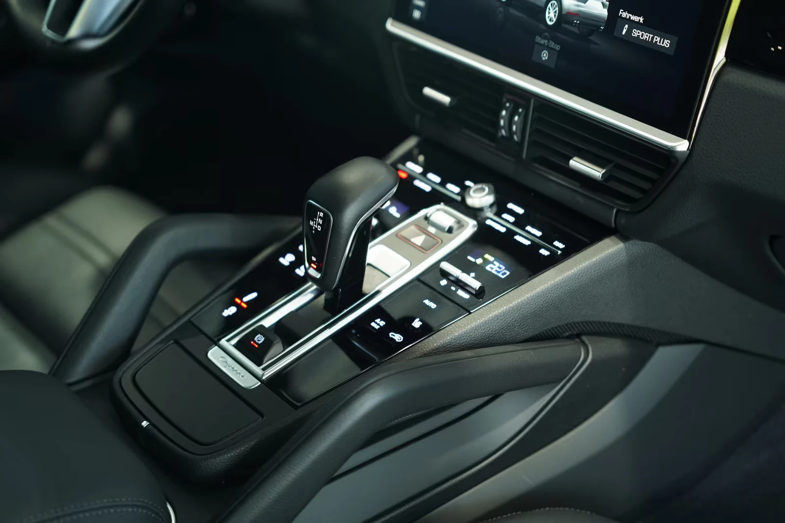 Porsche Cayenne CHRONO/340HP/PANO/360/MEMO/LED/CPLAY/355q, снимка 12 - Автомобили и джипове - 54712210