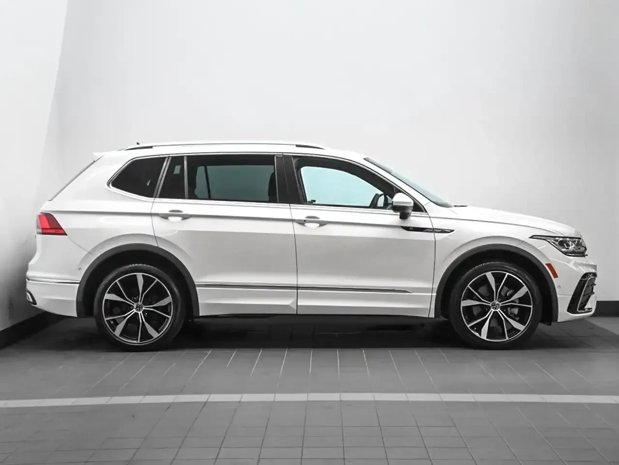 VW Tiguan Allspace R LINE* �����* 7 �����* ��������� ����� | Mobile.bg � ����������� 3