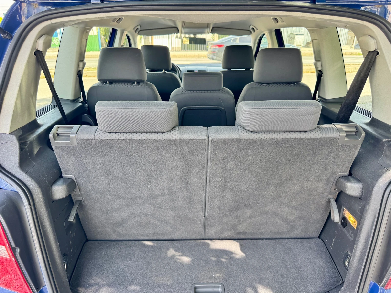 VW Touran 7 МЕСТА, снимка 12 - Автомобили и джипове - 56083371