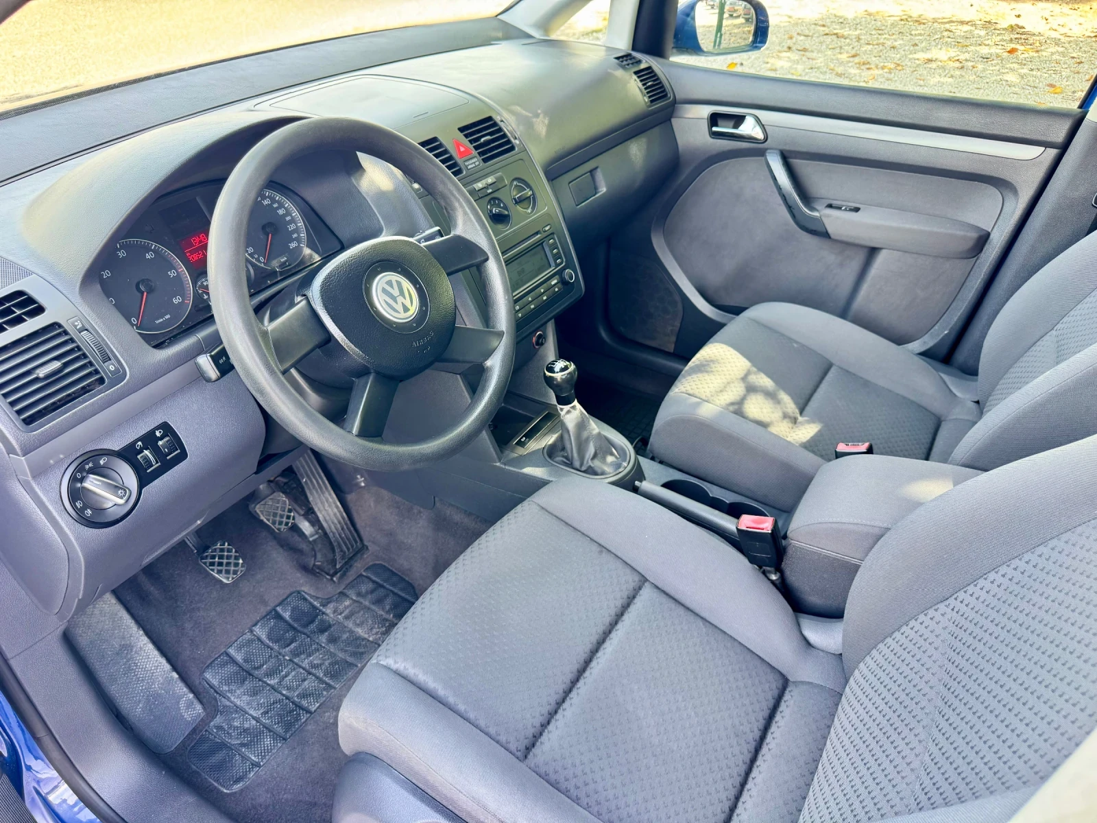 VW Touran 7 МЕСТА, снимка 10 - Автомобили и джипове - 56083371