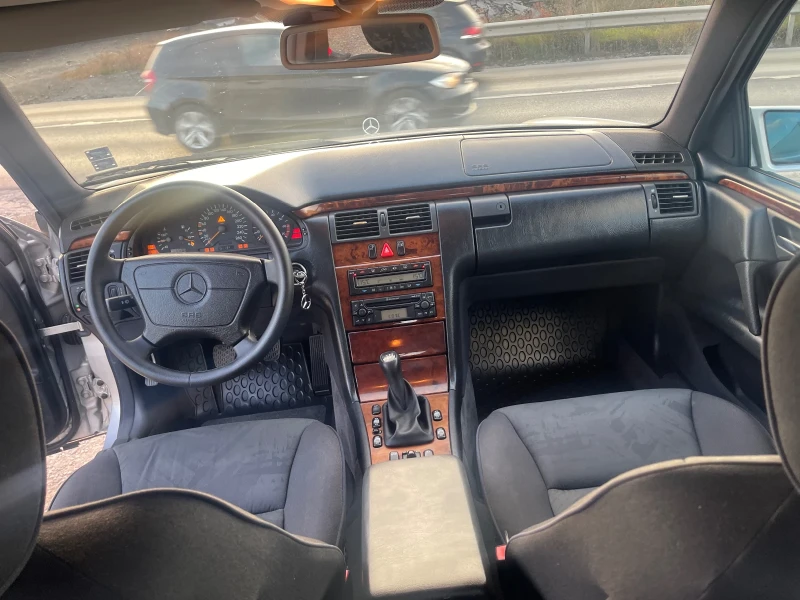 Mercedes-Benz E 200 !, снимка 12 - Автомобили и джипове - 47635953