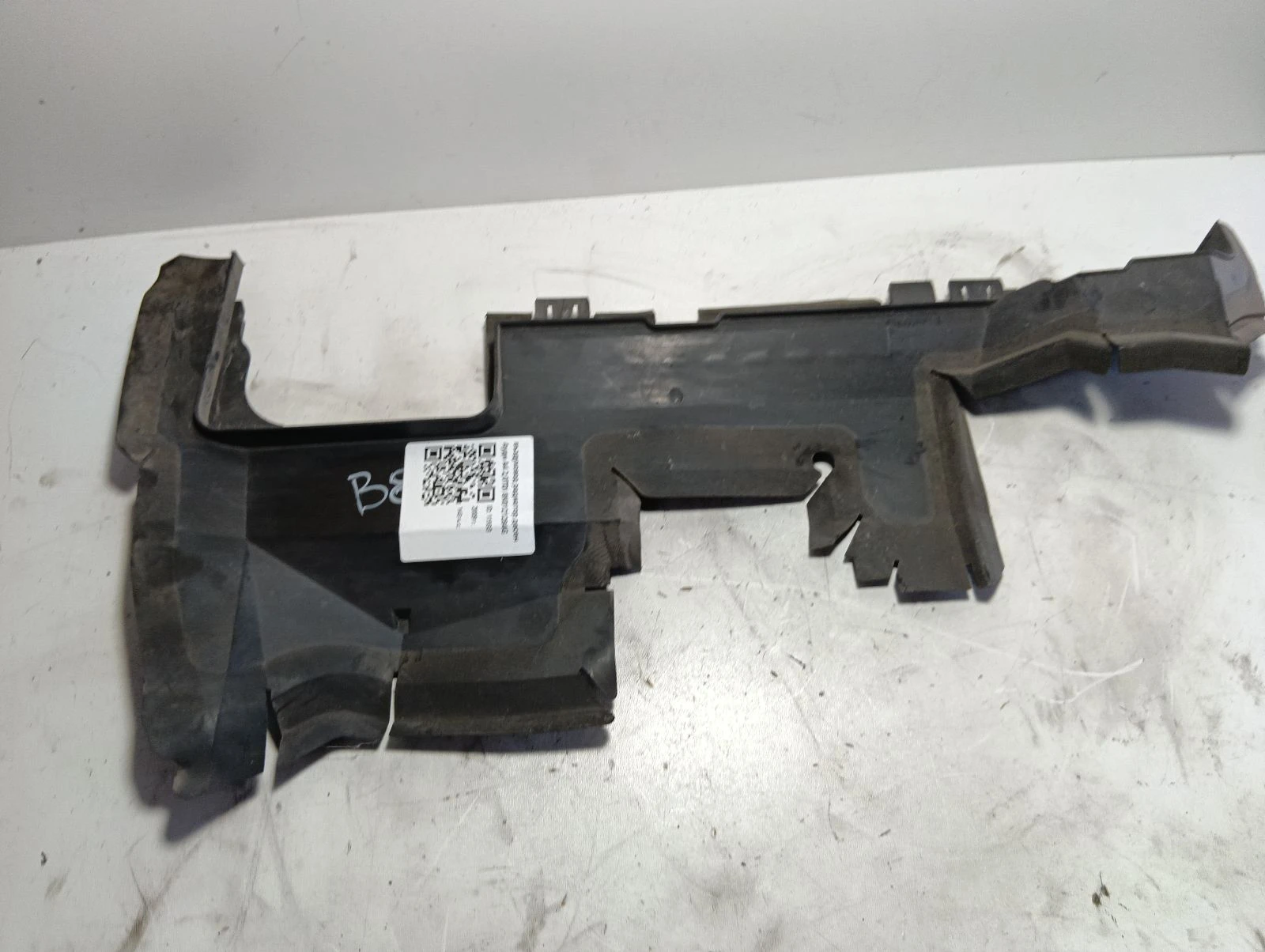 въздуховод радиатор десен  Ауди А4 2,0TDI 8K0121284G