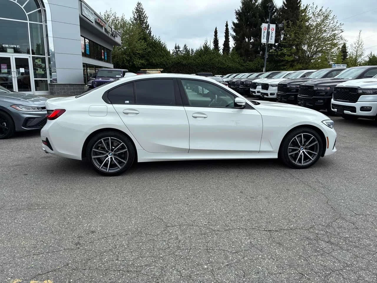 BMW 330 i xDrive/ПОДГРЕВИ/ШИБИДАХ/360 CAM, снимка 4 - Автомобили и джипове - 54488482