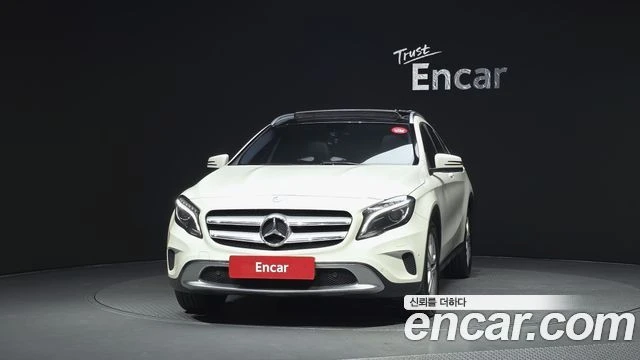 Mercedes-Benz GLA 200, снимка 3 - Автомобили и джипове - 56077602